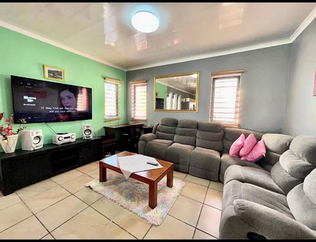 3 BEDROOM FREESTANDING FOR SALE IN RIVERTON